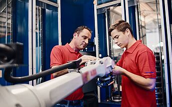 Industriemechaniker Auszubildender bei Rosenberger